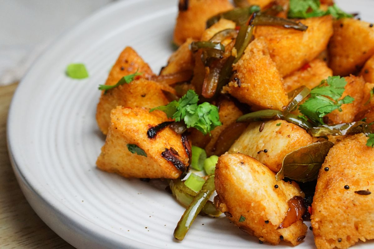 Masala schezwan idlis on a plate.