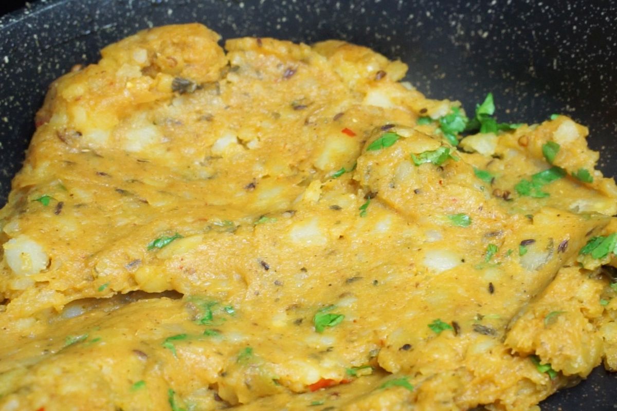 Coriander mixed with the aloo filling.