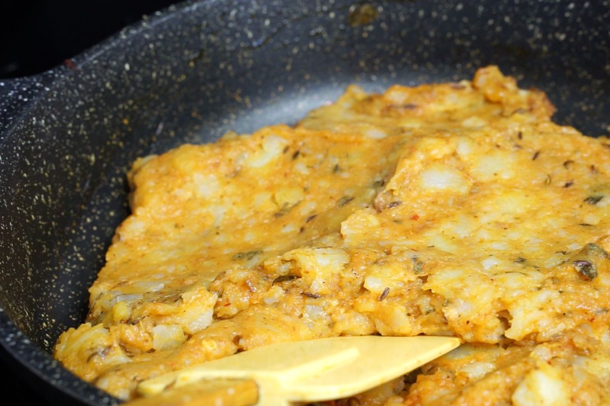 Schezwan chutney mixed with the potato filling.